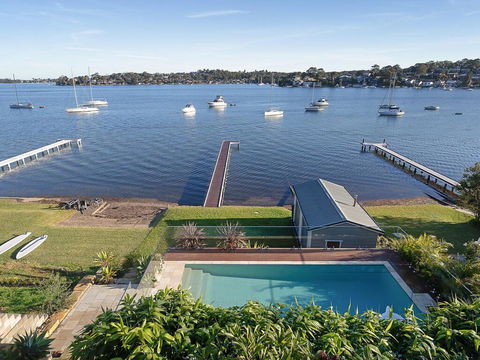Absolute Waterfront Lakehouse Fishing Point Waterfront Pool Jetty - Accommodation Australia 3