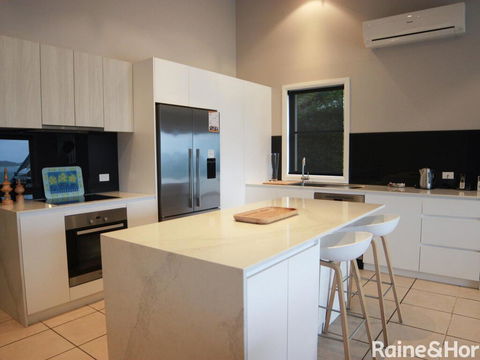 Absolutely Avoca - 114a Avoca Drive, Avoca Beach - Bed n Breakfasts 1