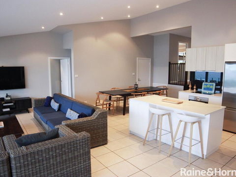 Absolutely Avoca - 114a Avoca Drive, Avoca Beach - Bed n Breakfasts 3