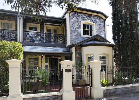 Adelaide Mackinnon - Accommodation Australia 0