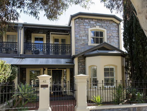 Adelaide Mackinnon - Accommodation Australia 1