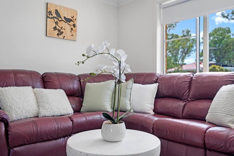 Discover Mount Annan - Spacious 6-BR House - Bed n Breakfasts 4