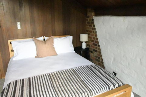 Diskin House Mt Pleasant Rd, Eltham For 16 Guests - Accommodation Australia 2