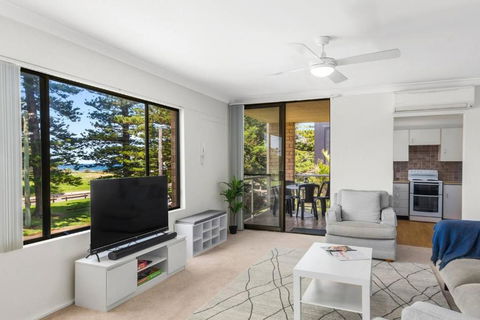 Esplanade Escape - Beachfront Family Bliss - Accommodation Australia 0
