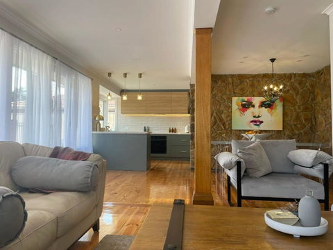 Evies White House Oasis I Pool & Close To Airport - Local Tourism 2