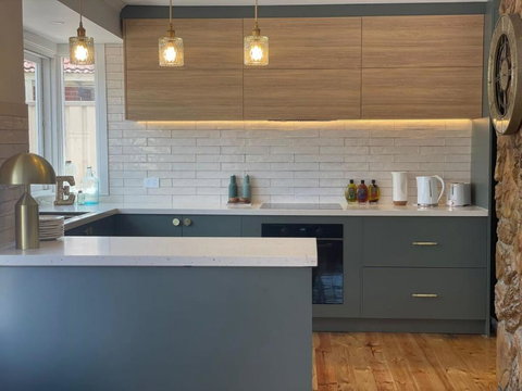 Evies White House Oasis I Pool & Close To Airport - Local Tourism 3