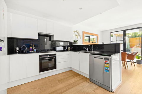 Fab Bondi 2-Bed With Courtyard & Alfresco Dining - Accommodation Australia 3