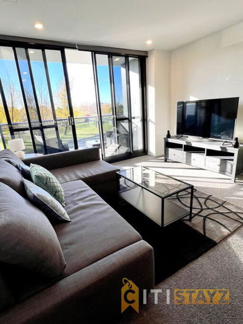 Fab In Phillip - 2bd 2bth Apt - Close To CBR Hospital - Accommodation Australia 4