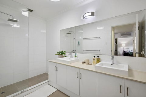 Fabulous Apt In Northbridge With Pool & WiFi - Accommodation Australia 4