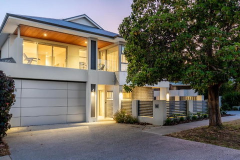 Family Vacation Escapade Shops Beach And Sun Await - Accommodation Australia 3