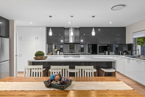 Family Vacation Escapade Shops Beach And Sun Await - Accommodation Australia 1