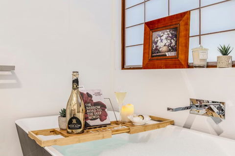 FUN&KY Parking 2 Patios WFH WiFi City Views - Accommodation Australia 0