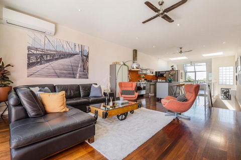 FUN&KY Parking 2 Patios WFH WiFi City Views - Accommodation Australia 2
