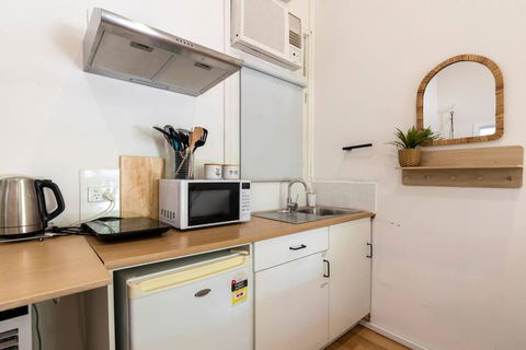 Gawler Townhouses 1C , 1 Queen Bed - Accommodation Australia 4
