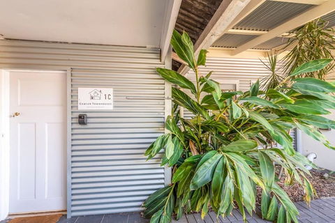 Gawler Townhouses 1C , 1 Queen Bed - Accommodation Australia 3
