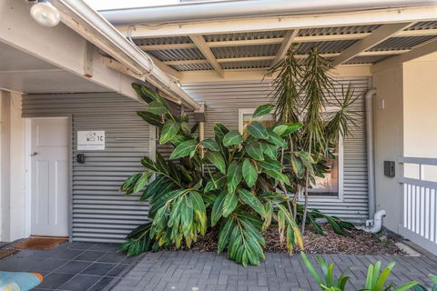 Gawler Townhouses 1C , 1 Queen Bed - Accommodation Australia 2