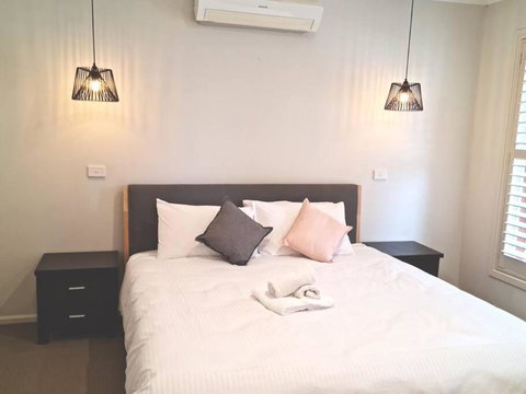 Generous 4 Bedroom Home Close To Park And Shops - Local Tourism 0