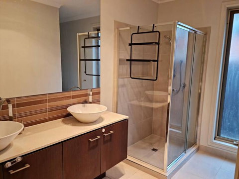 Generous 4 Bedroom Home Close To Park And Shops - Local Tourism 2