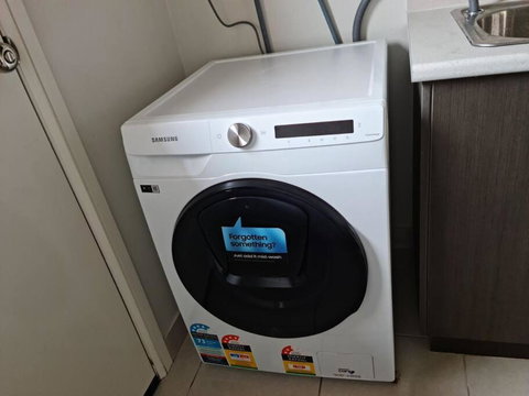 Generous 4 Bedroom Home Close To Park And Shops - Local Tourism 3