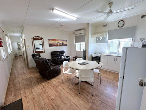 Getaway Villas Unit 3 - Australia Shopping 1