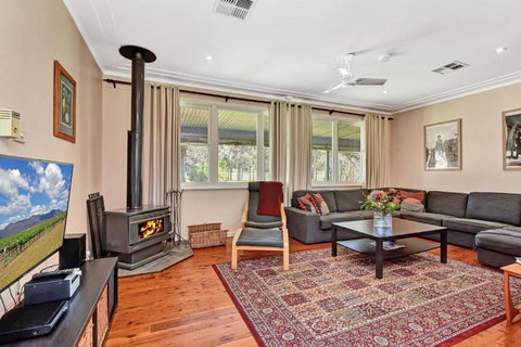 Glandore Vineyard Homestead. Home To A Onsite Cellar Door - Australia Shopping 3