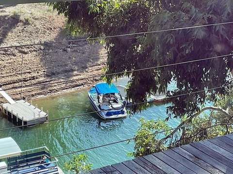 Glasshouse On The Lake - Bed n Breakfasts 4