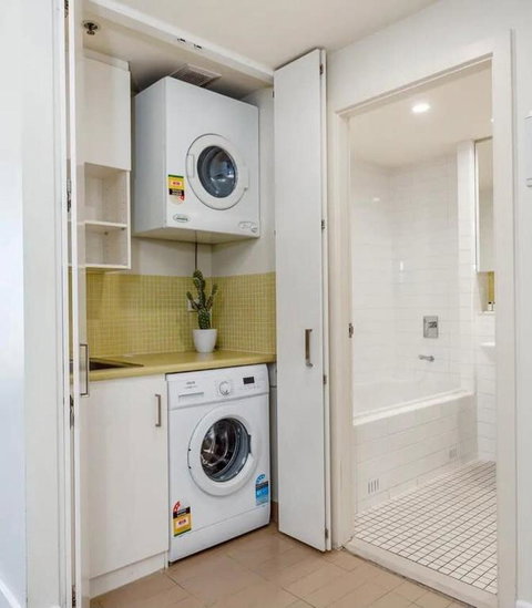 Glenelg Oasis, Pool, Gym, Spa & Sauna, Free Parking, City Views - Australia Shopping 4