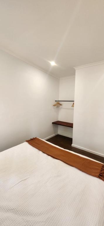 Glossy Black Cabin - Australia Shopping 3