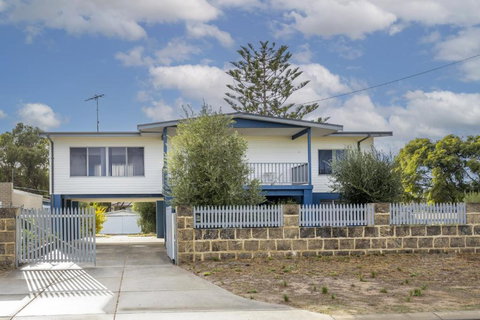 Golden Bay Beach Shack - EXECUTIVE ESCAPES - Australia Shopping 1