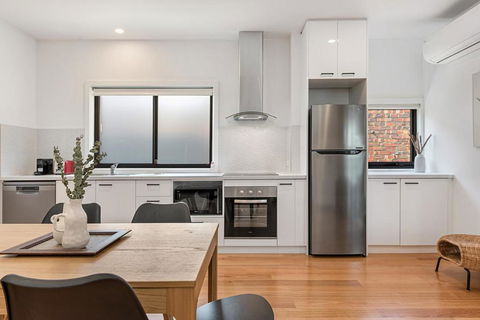Gorgeous 3-Bed House With Spacious Shared Backyard - Local Tourism 2
