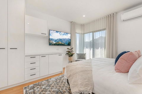 Gorgeous 3-Bed House With Spacious Shared Backyard - Local Tourism 3