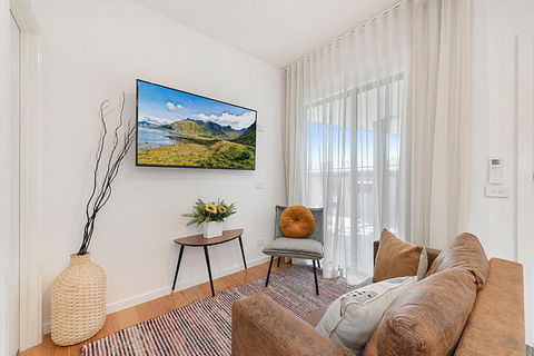 Gorgeous 3-Bed House With Spacious Shared Backyard - Local Tourism 0