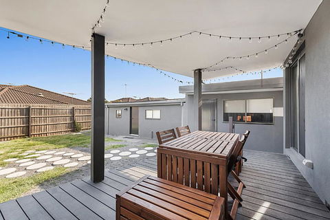 Gorgeous 3-Bed House With Spacious Shared Backyard - Local Tourism 4