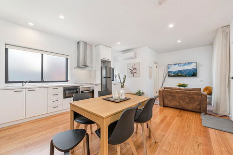 Gorgeous 3-Bed House With Spacious Shared Backyard - Local Tourism 1