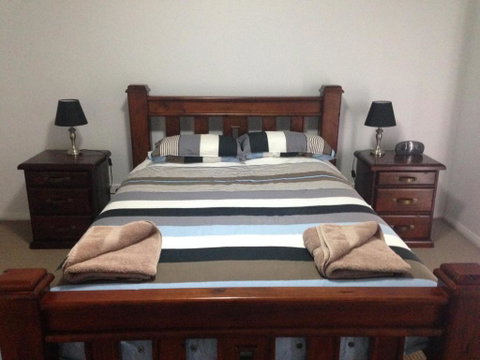 Griffith Prestige Apartments - Bed n Breakfasts 1