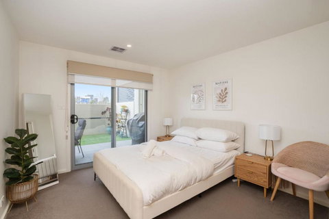 Ground Level 1-Bed: Courtyard & Alfresco Dining - Accommodation Australia 1