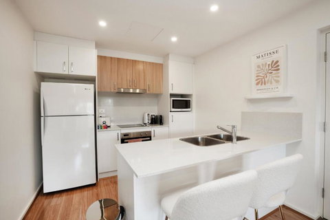 Ground Level 1-Bed: Courtyard & Alfresco Dining - Accommodation Australia 2