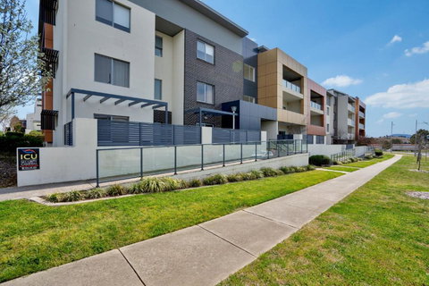 Ground Level 1-Bed: Courtyard & Alfresco Dining - Accommodation Australia 4