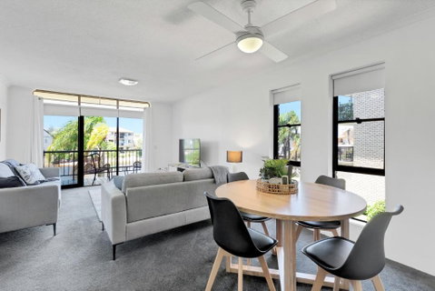 HACIENDA- CANAL VIEWS AND COMFORT - Accommodation Australia 1