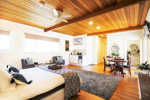 Hahndorf Lodge Pioneer Suite - Main Street Hahndorf On Site Secure Parking - Accommodation Australia 2