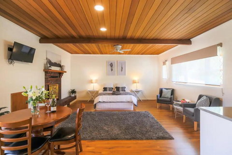 Hahndorf Lodge Pioneer Suite - Main Street Hahndorf On Site Secure Parking - Accommodation Australia 1