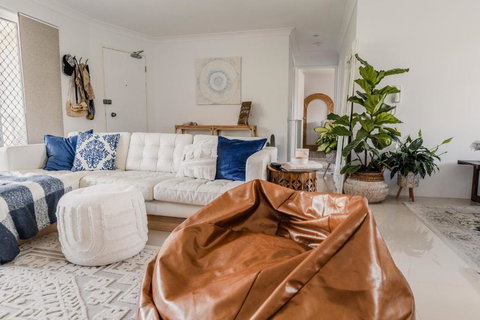 HEART OF BURLEIGH Holiday Villa - Perfect Location With Pools - Accommodation Australia 2