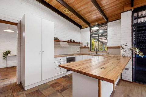 Hillside Retreat- Your Tranquil Home Away - Accommodation Australia 1