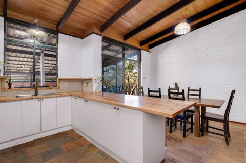 Hillside Retreat- Your Tranquil Home Away - Accommodation Australia 3
