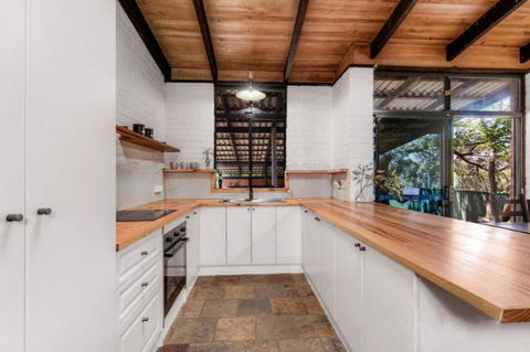 Hillside Retreat- Your Tranquil Home Away - Accommodation Australia 2