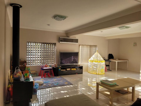 Holiday Style A Downstairs Room In Springwood Qld - Accommodation Australia 1