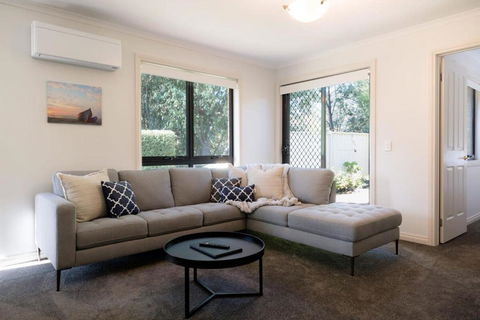 Homely Unit Located Near The City With Parking And Wifi - Accommodation Australia 0