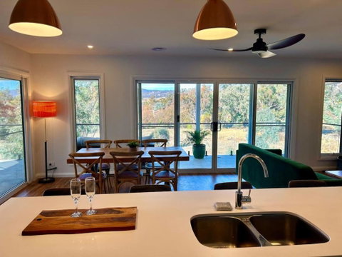 House On The Hill - Bed n Breakfasts 0