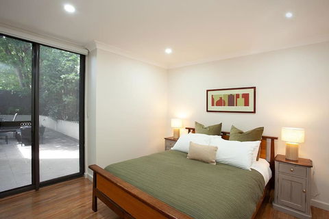 Huge 3 Bed Camperdown Garden Apt W Parking Aircon - Accommodation Australia 2