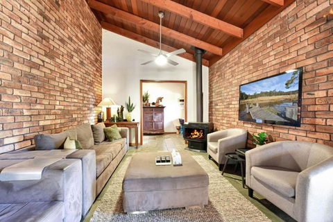 Hunter Valley Kangaroo Retreat With 60 Kangaroos - Accommodation Australia 2